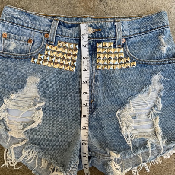 Vintage Levis 550 Studded Distressed Denim Shorts Light Wash High Rise Womens 11 - Picture 7 of 9